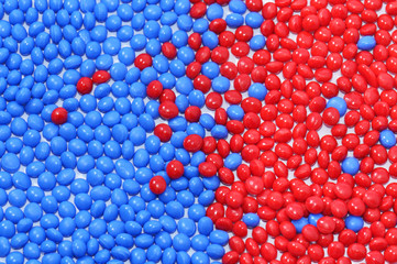 blau-rotes Kunststoffgranulat