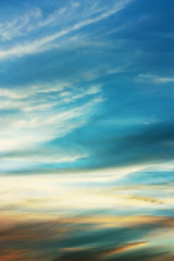 Obraz premium Sky blue background with wispy clouds