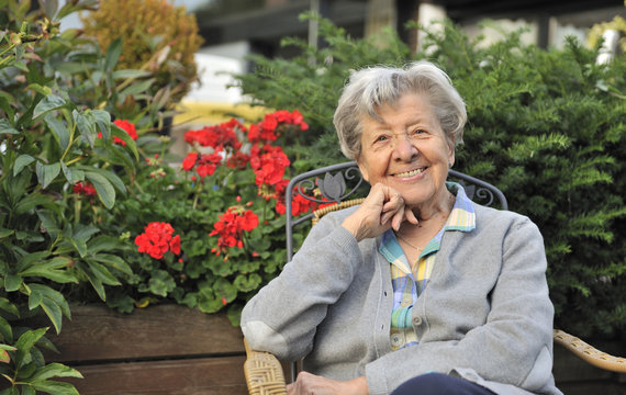 Seniorin im Garten 6