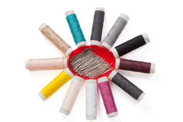 bobinas de hilo de coser y alfileres