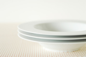 重ねた白い皿
