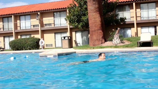 brasses dans la piscine