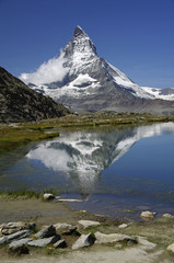 Naklejka na ściany i meble Pocztówka z Riffelsee z Matterhornu
