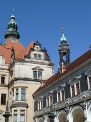 Fototapeta na wymiar Georgenbau und Hofkirche vom Stallhof gesehen