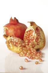 melograno aperto e abbondante