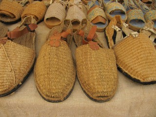 Zapatería artesanal, Handcrafted shoe store.