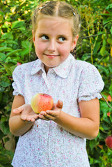 Small girl eating apples