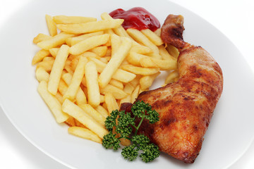 Hähnchenschenkel mit Pommes frites