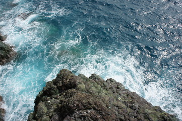 scogliera onde che si infrangono