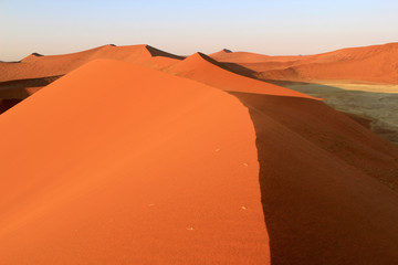 Fototapeta na wymiar Wydmy Sossusvlei piasek krajobraz w Nanib pustyni niedaleko Sesriem