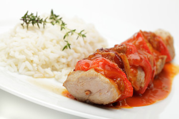 Fleischspieß, Paprikasoße und Reis