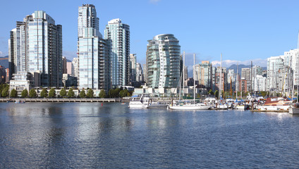 Fototapeta na wymiar Vancouver BC południe waterfront skyline i żaglówki.