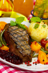 Rumpsteak mit grünen Bohnen,Püree,Karotten