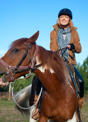 Obraz premium A woman riding a horse