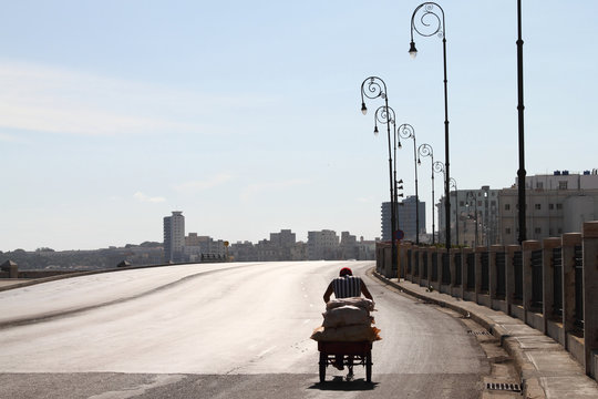 キューバ　幹線道路を走るリヤカー