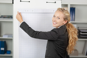 frau bereitet vortrag am flipchart vor