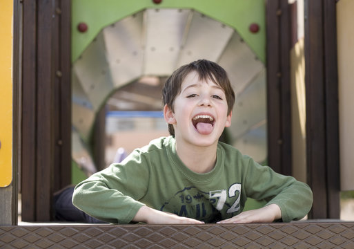 ni&ntilde;o jugando en el parque