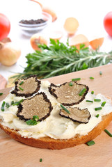 gehobelter Sommertrüffel auf einer Scheibe Brot mit Frischkäse
