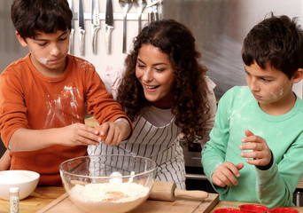 Familie beim Plätzchen backen