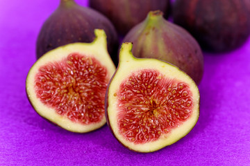 Feigen auf violett Hintergrund