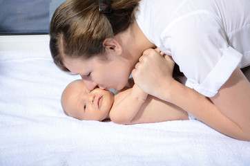 Obraz na płótnie Canvas Mutter und Kind beim kuscheln