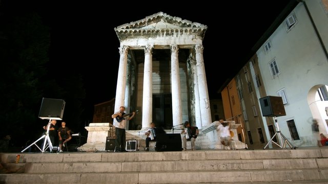 Band in front of Augustus temple