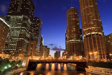 Obraz premium Downtown Chicago Riverwalk Nightscape