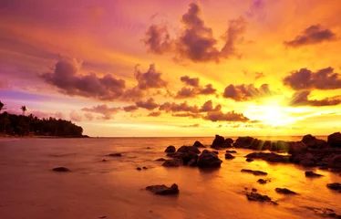 Foto op Plexiglas Zonsondergang aan zee Tropisch strand bij zonsondergang.