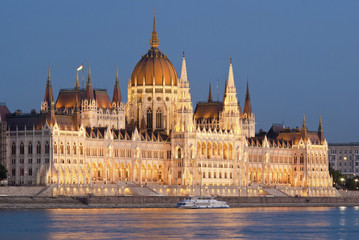 Fototapeta premium Hungarian parliament at nightfall, Budapest