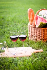 Papier Peint photo Lavable Pique-nique glass of red wine and picnic basket