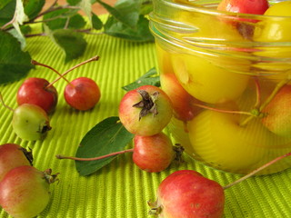 Eingekochte Miniäpfel