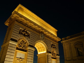 Triumphbogen Porte du Peyrou in Montpellier bei Nacht