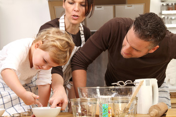 Familie beim Plätzchen backen