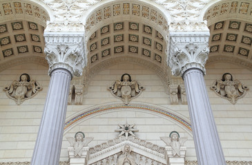 Obraz premium Three sculpted angels adorn the facade of this basilica.