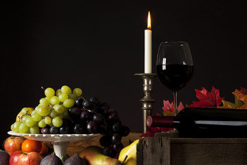 rotwein, trauben und obst