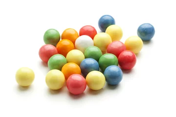 Crédence de cuisine en verre imprimé Bonbons Boules de chewing-gum isolés sur blanc