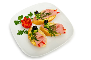 Sandwiches served in the plate