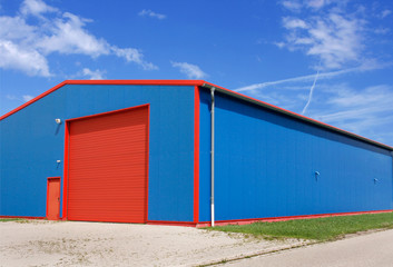 Werkstatt in Gewerbegebiet, blau/rot