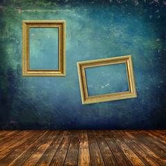 Interno grunge con cornici vuote