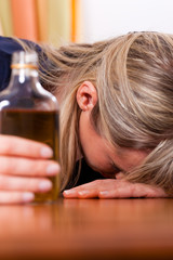 Alkohol und Missbrauch - Frau trinkt zu viel Schnaps