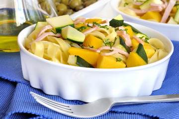 makaron tagliatelle na niebieskim tle