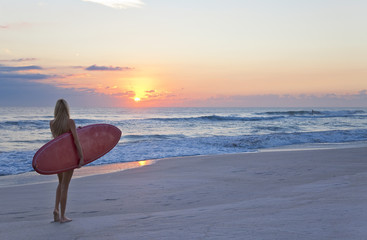 Fototapeta na wymiar Piękna Kobieta Z Surfboard Surfer o zachodzie słońca Sunrise Beach