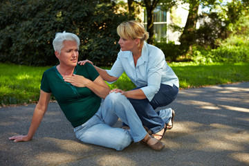 Passantin hilft Seniorin im Park