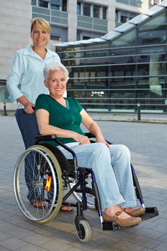 Behinderte Frau mit Pflegerin