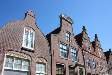 Fototapeta na wymiar Holenderskie domy z cegły z dwuspadowym