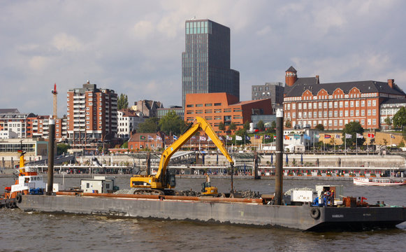 Schwimmbagger in Hamburg