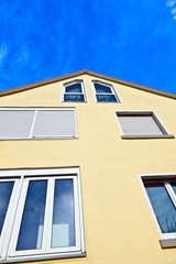 Fototapeta na wymiar Streszczenie fasady domu pod błękitne niebo