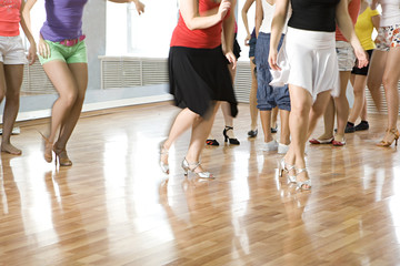 Fototapeta na wymiar Mężczyzny i kobiet nogi w pozycji tańca Szkolenia.