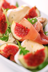Fresh salad with figs, prosciutto and goat cheese