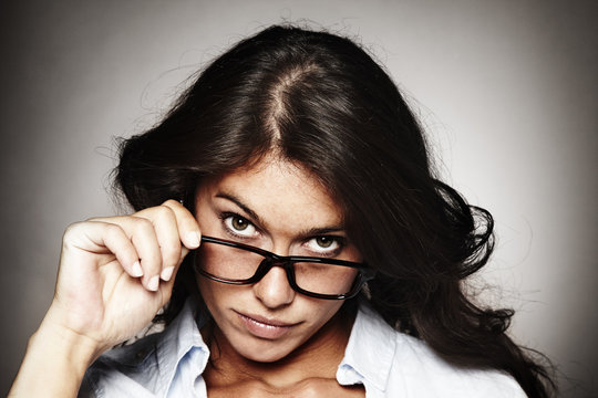 chica observando por encima de las gafas